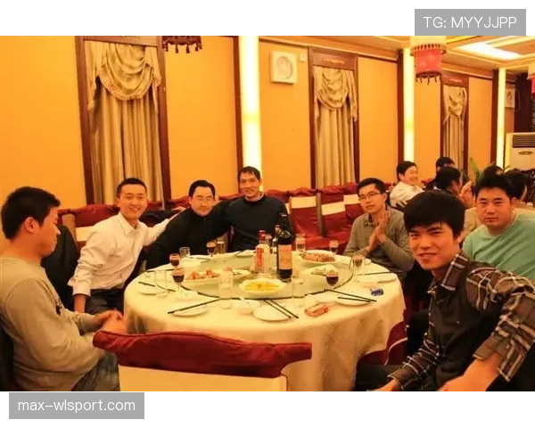 高磊去便利店买夜宵,结账那一瞬像走红毯,我在旁边尴尬偷笑 高磊去便利店买夜宵,结账那一瞬像走红毯,我在旁边尴尬偷笑